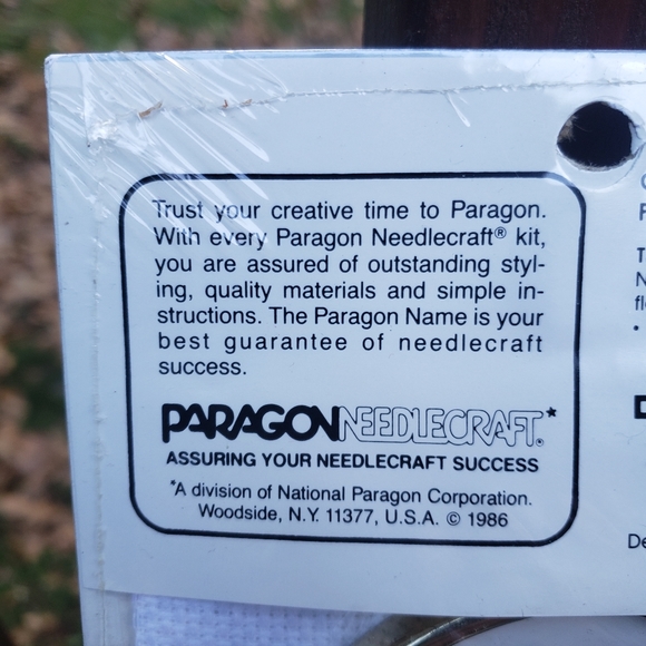 Vintage Paragon Needlecraft - Counted Cross Stitch Oval Kit - Carolers - Picture 6 of 12